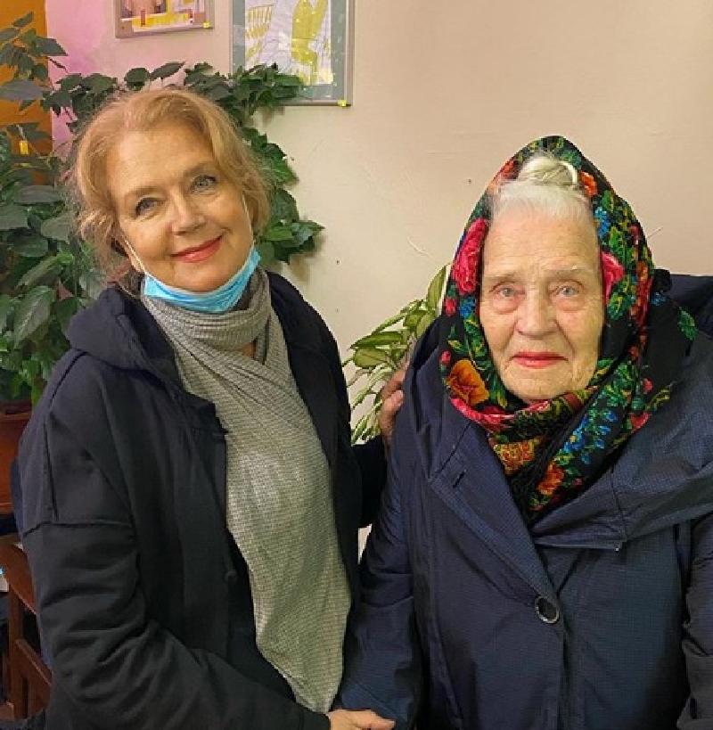 "Самые любимые, прекрасные и лучшие женщины в жизни": Ксения Алферова поделилась снимком мамы и бабушки, которой уже 98 лет