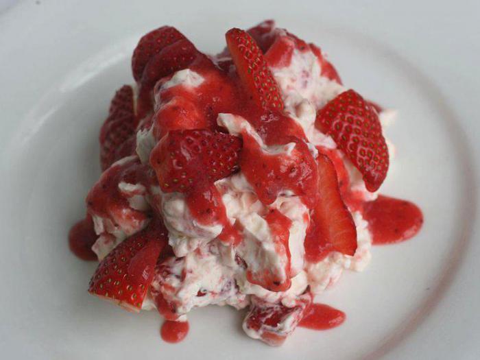 Сливочный десерт с ягодами 