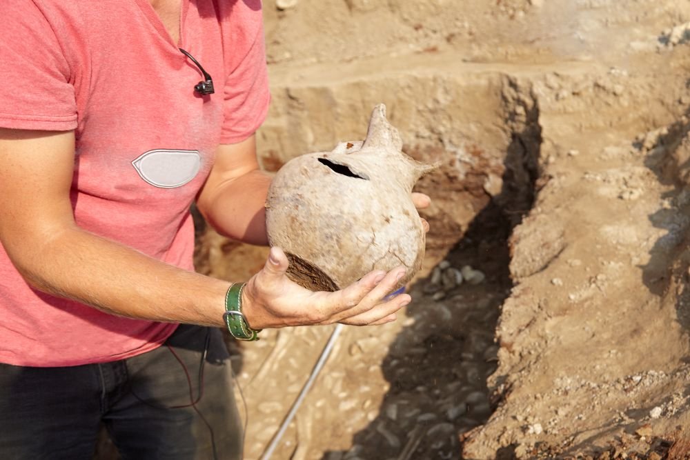 Мраморную статуэтку возрастом более 8000 лет и другие артефакты обнаружили археологи в турецком Измире