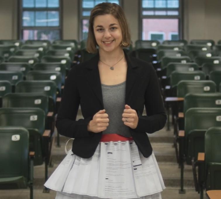 Аспирантка защитила свою диссертацию в необычной самодельной юбке (фото)