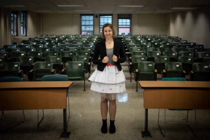 Аспирантка защитила свою диссертацию в необычной самодельной юбке (фото)