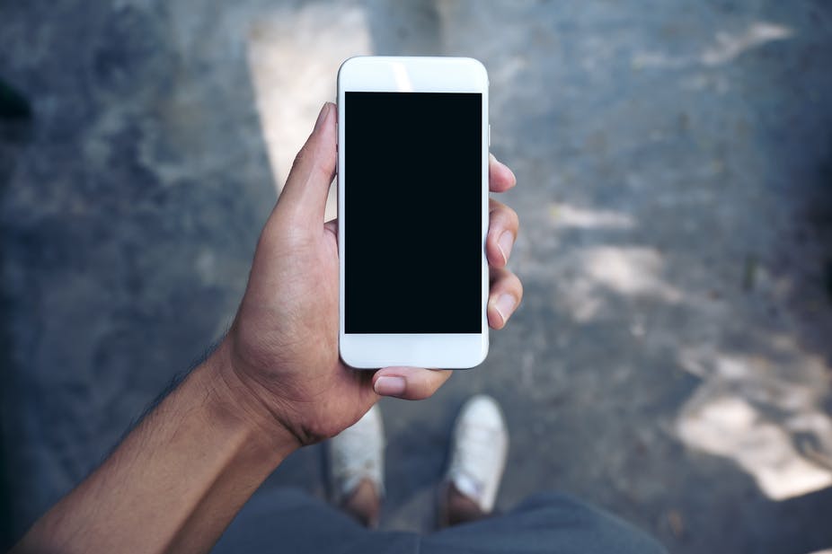 Чрезмерное использование телефона может привести к искривлению мизинца или синдрому "онлайн-локтя". Но есть и позитивные изменения