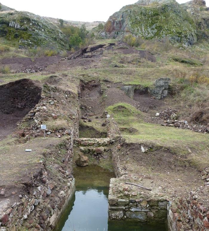 Болгарские археологи нашли фрагменты средневековой крепости и прилегающей к ней мастерской (фото)