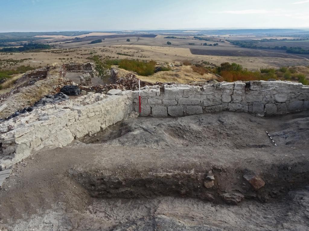 Болгарские археологи нашли фрагменты средневековой крепости и прилегающей к ней мастерской (фото)