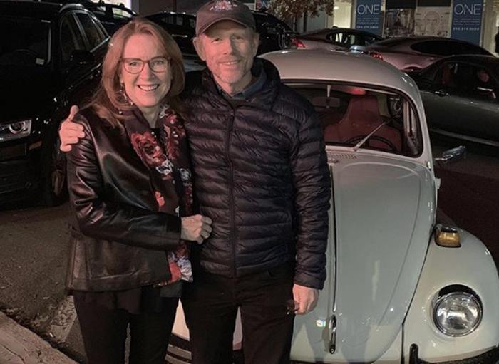Режиссер Рон Ховард отметил 50-летие встречи с женой в том же Volkswagen Beetle, в котором он приехал на первое свидание