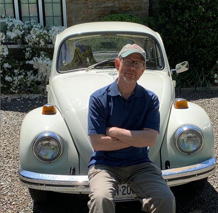 Режиссер Рон Ховард отметил 50-летие встречи с женой в том же Volkswagen Beetle, в котором он приехал на первое свидание