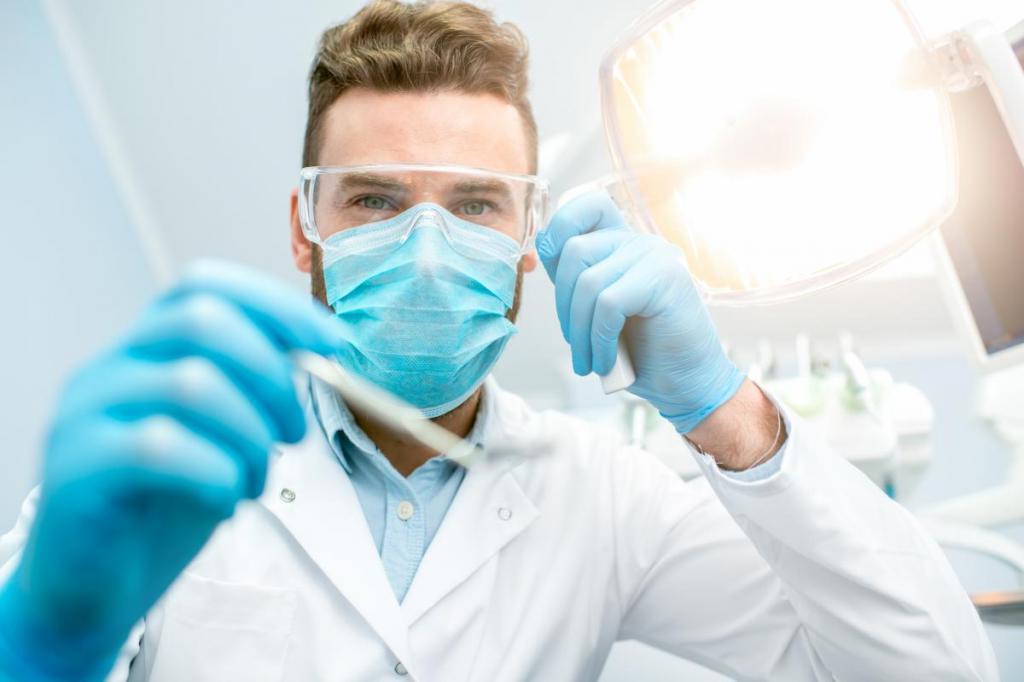 Не чаще одного раза в два года: врачи рассказали, когда стоит посещать стоматолога в профилактических целях и какие опасности могут ждать в кабинете "зубника"