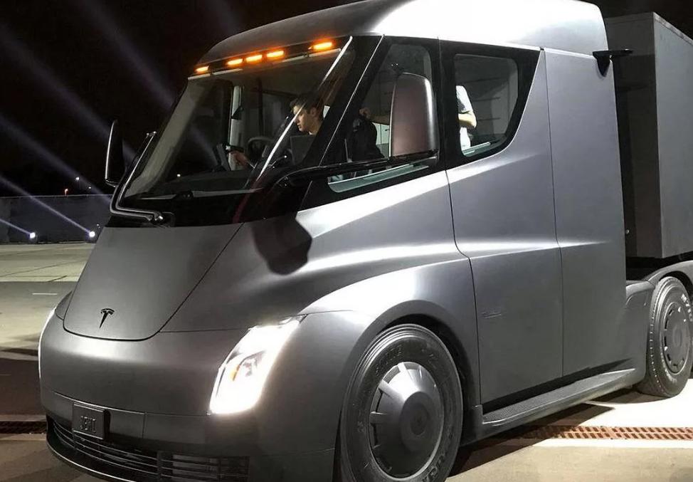 Tesla получила заказ на электрические грузовики Semi, сумма которого может достичь 100 млн долларов
