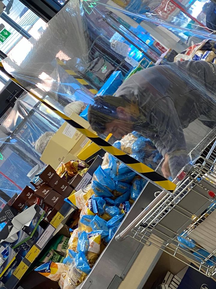 В преддверии новой волны пандемии? В Британии в одном из супермаркетов мужчина скупил все макароны