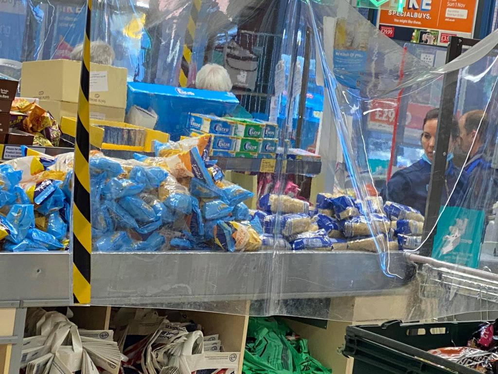 В преддверии новой волны пандемии? В Британии в одном из супермаркетов мужчина скупил все макароны