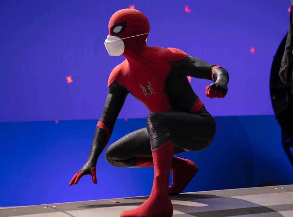 Том Холланд показал фото со съемок третьей части "Человека-паука": у супергероя появился актуальный аксессуар