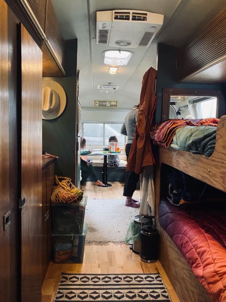 Семья из 4 человек живет в фургоне: как они размещаются на 18 кв. м