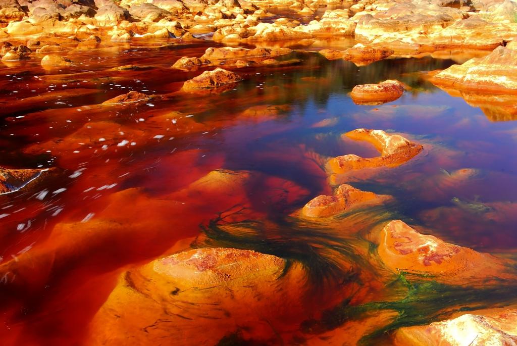 Испанская ржаво-красная река Рио-Тинто - сюрреалистическое место, которое, уверены ученые, может помочь раскрыть секреты поиска жизни на Марсе