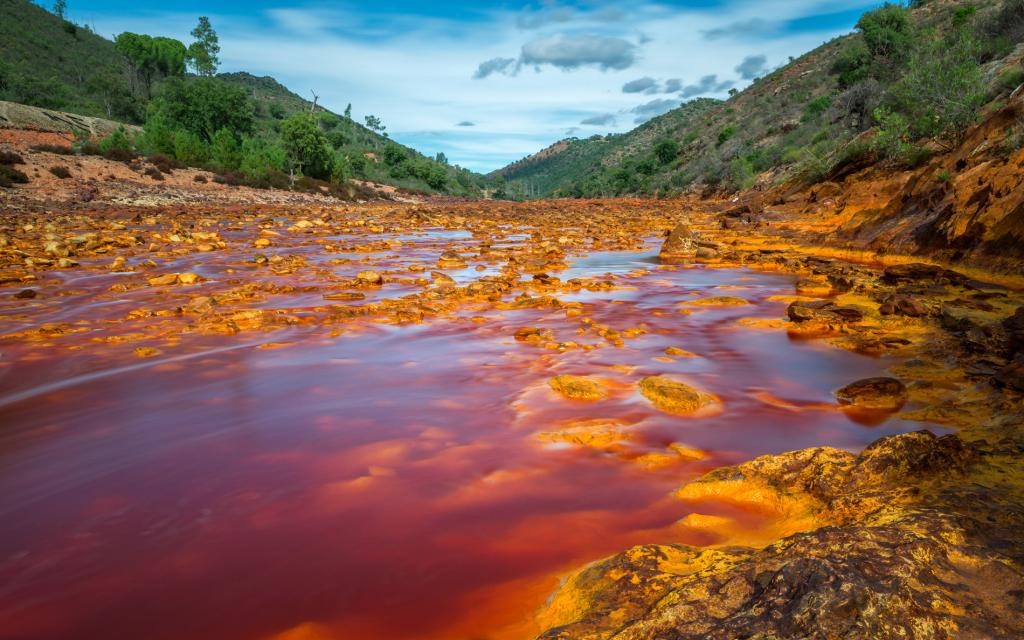 Испанская ржаво-красная река Рио-Тинто - сюрреалистическое место, которое, уверены ученые, может помочь раскрыть секреты поиска жизни на Марсе