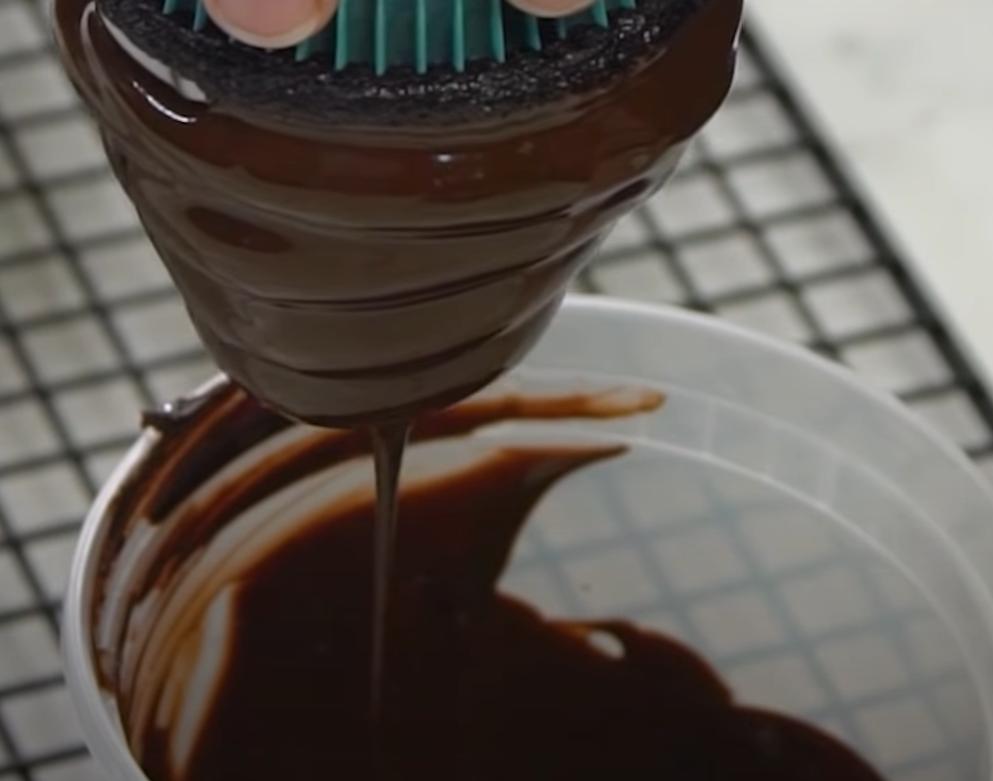 Нежные шоколадные кексы с арахисовым маслом приготовить может каждый