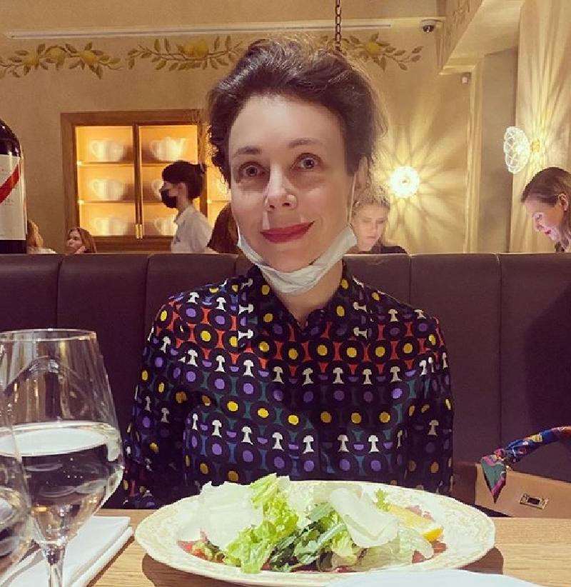 "Стол дали на 40 мин по блату. Ресторан переполнен": журналистка Божена Рынска заявила, что в рестораны не стоит пускать тех россиян, которые не переболели коронавирусом