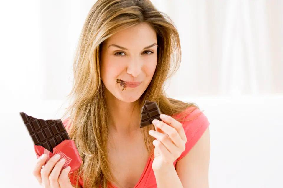За 20 минут никакой еды или воды: эксперт по шоколаду рассказала, как правильно наслаждаться вкусом популярной сладости