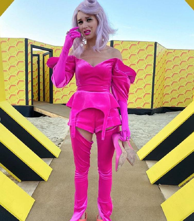 Ожидание и реальность: Кристина Асмус поделилась с подписчиками снимком в розовом костюме со съемок шоу "Золото Геленджика"