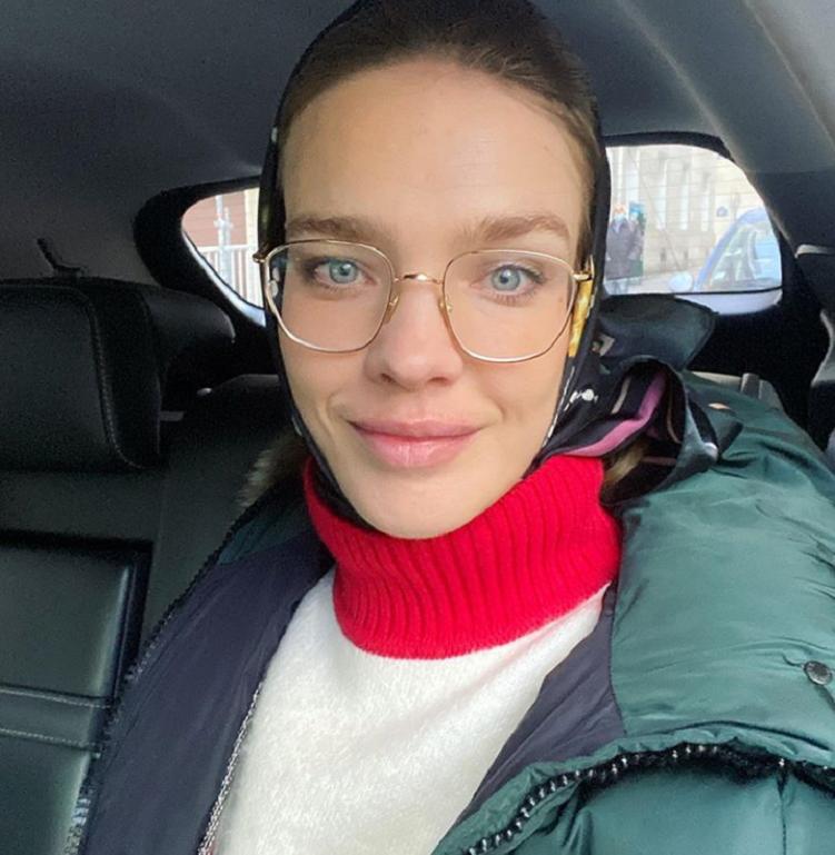 Наталья Водянова поделилась фото с похода за грибами: подписчики обратили внимание не на "улов" модели, а на ее модное пальто