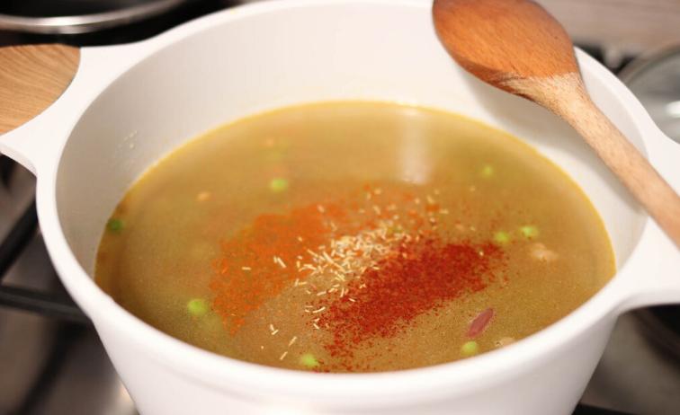 Немного горошка, фасоль, чечевица (и даже мяса не кладу): легкий суп из бобовых, актуальный круглый год