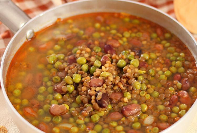 Немного горошка, фасоль, чечевица (и даже мяса не кладу): легкий суп из бобовых, актуальный круглый год