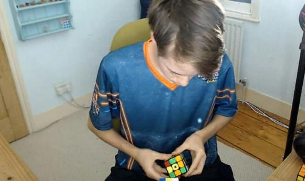 Британский студент (18 лет) выиграл 23 000 фунтов стерлингов, собрав кубик Рубика задом наперед всего за 17,6 секунды: видео