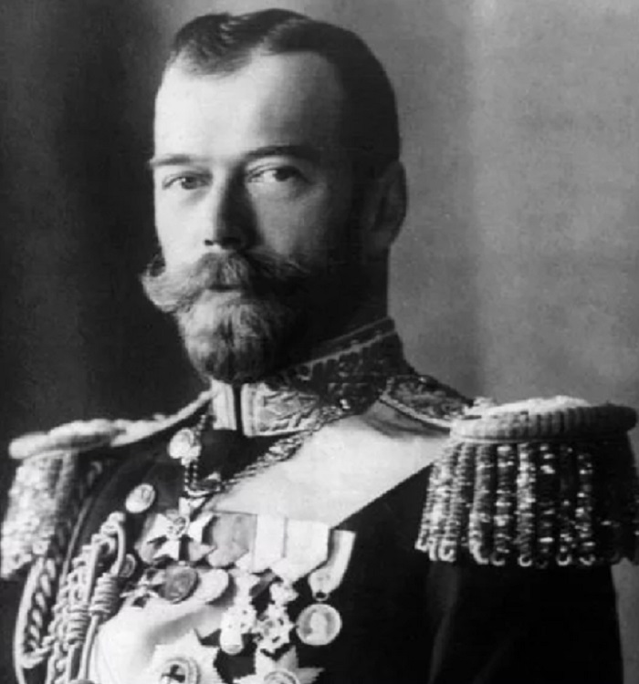 В марте 1917 года Николай II отрекся от престола, но манифест, подписанный им, должны были признать незаконным (он нарушал Акт о престолонаследии от 1797 года)