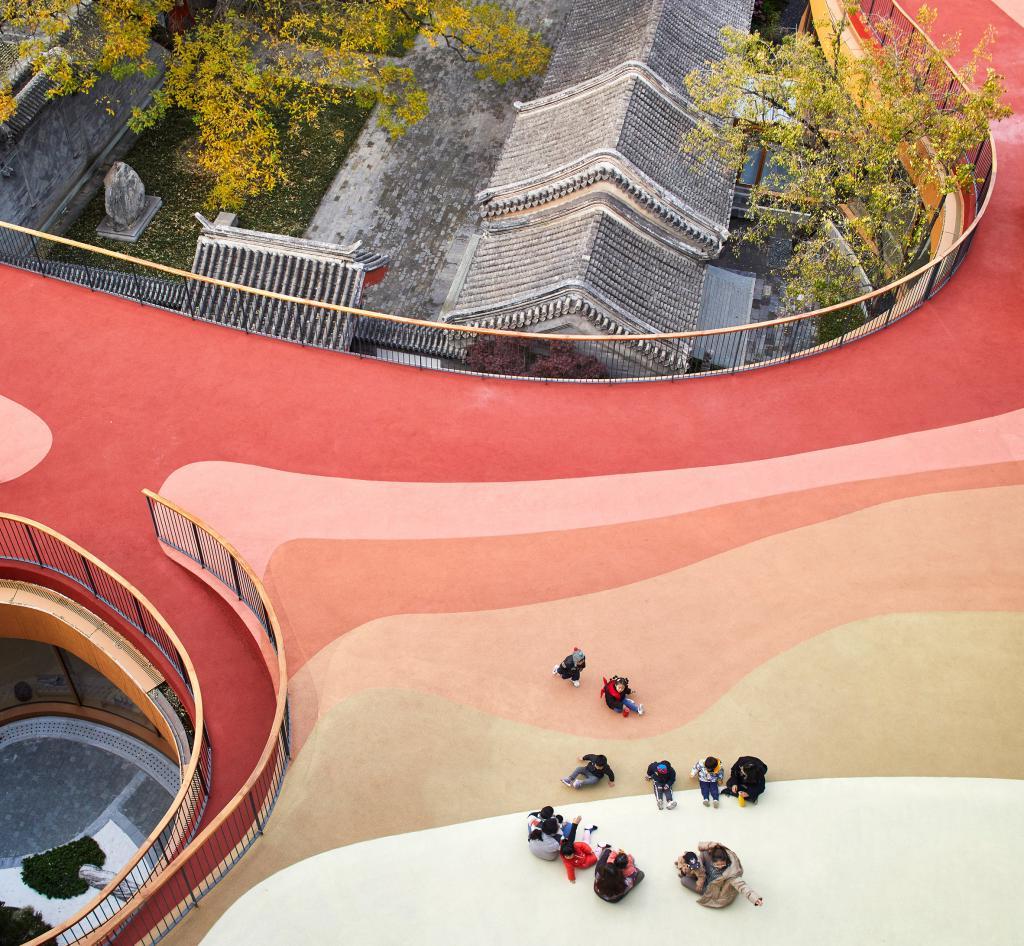 В Пекине построили необычный детский сад: площадку разместили прямо на крыше (фото)