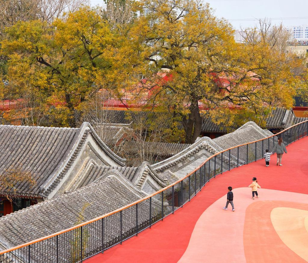 В Пекине построили необычный детский сад: площадку разместили прямо на крыше (фото)
