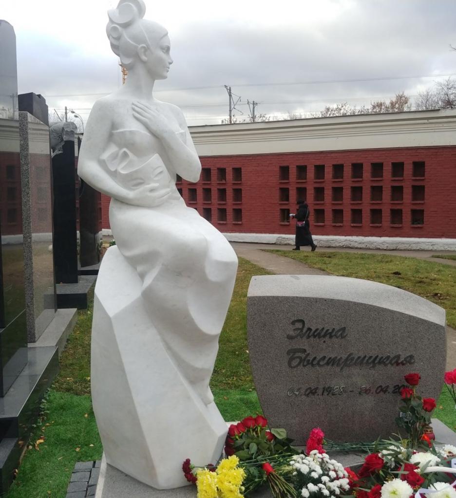 Памятник женской красоте: на могиле Элины Быстрицкой установили красивое мраморное надгробие. Как теперь выглядит место, где покоится великая актриса (фото)