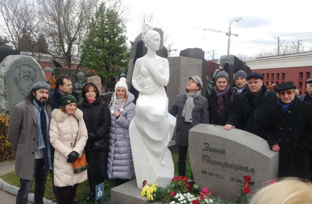 Памятник женской красоте: на могиле Элины Быстрицкой установили красивое мраморное надгробие. Как теперь выглядит место, где покоится великая актриса (фото)