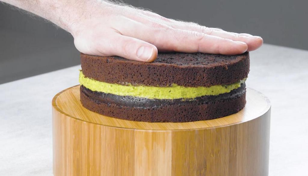 Эффектный торт с шоколадом и фисташками: готовим лакомство в виде бамбуковой полянки