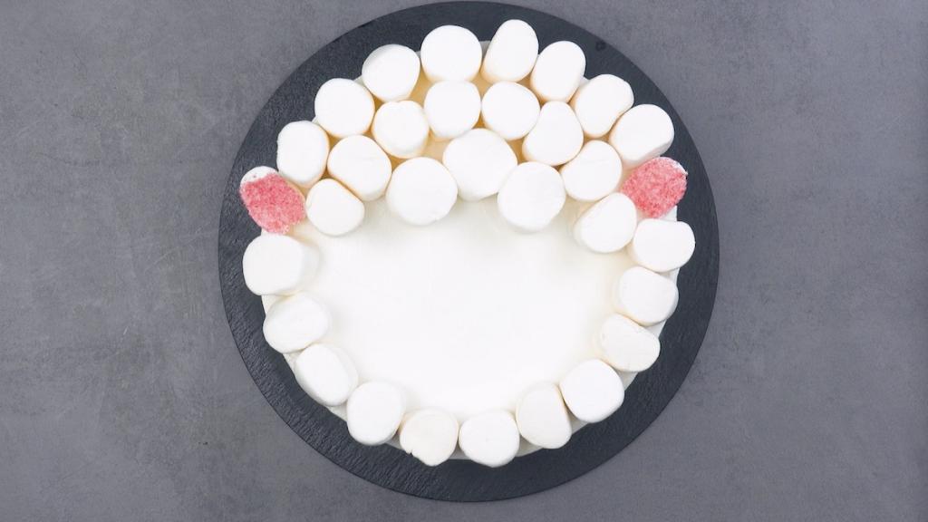 Праздничный тортик для именинников: 6 идей для украшения десертов