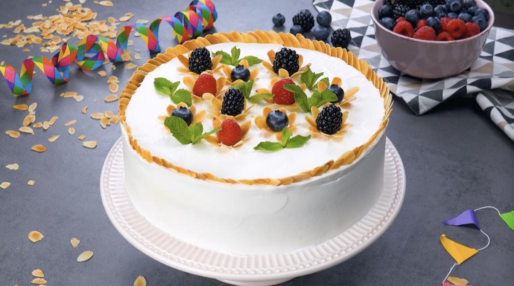Праздничный тортик для именинников: 6 идей для украшения десертов