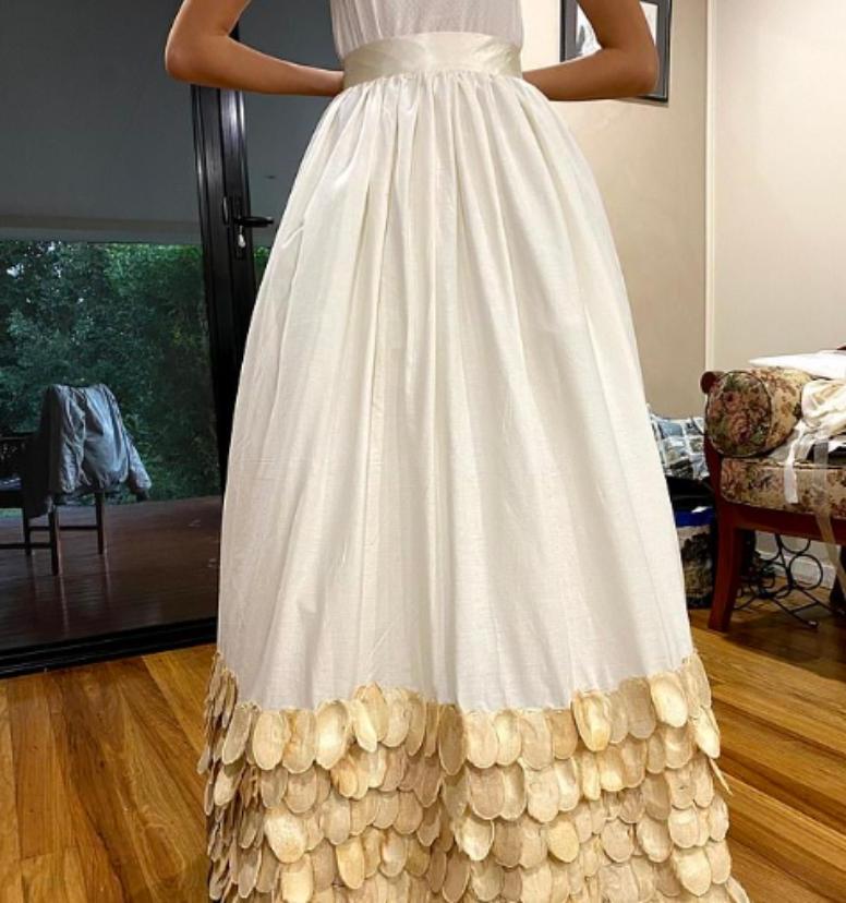 18-летняя девушка из Австралии сделала себе нарядное платье из шелухи манговых косточек: фото