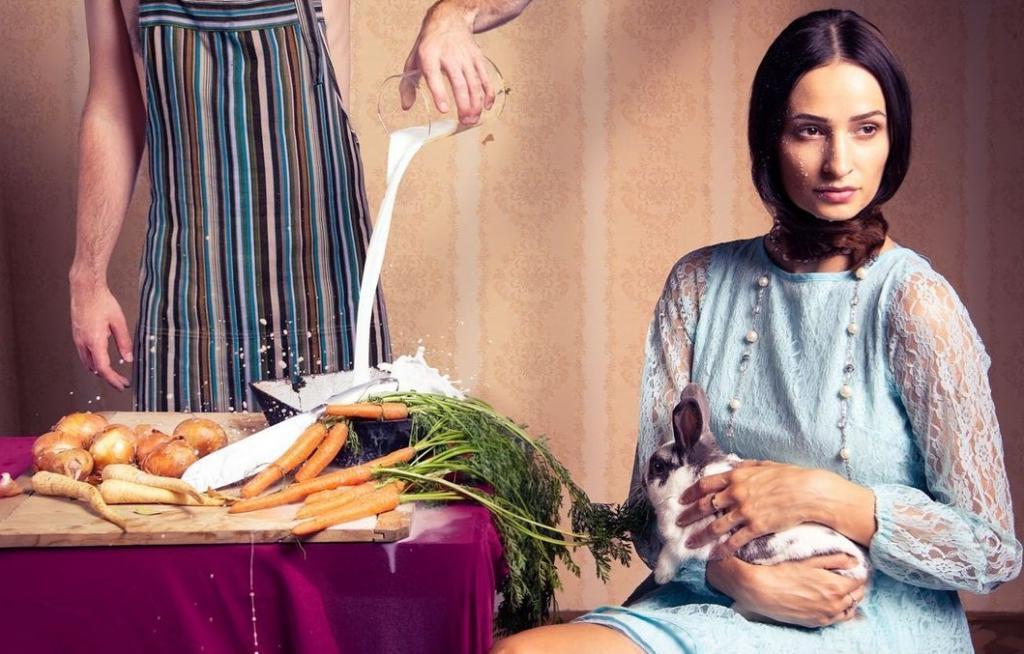 «Набери мне ванну с сосисками и луком»: чтобы показать чешскую кухню в творческом свете, фотограф снимает еду в игривой и забавной форме