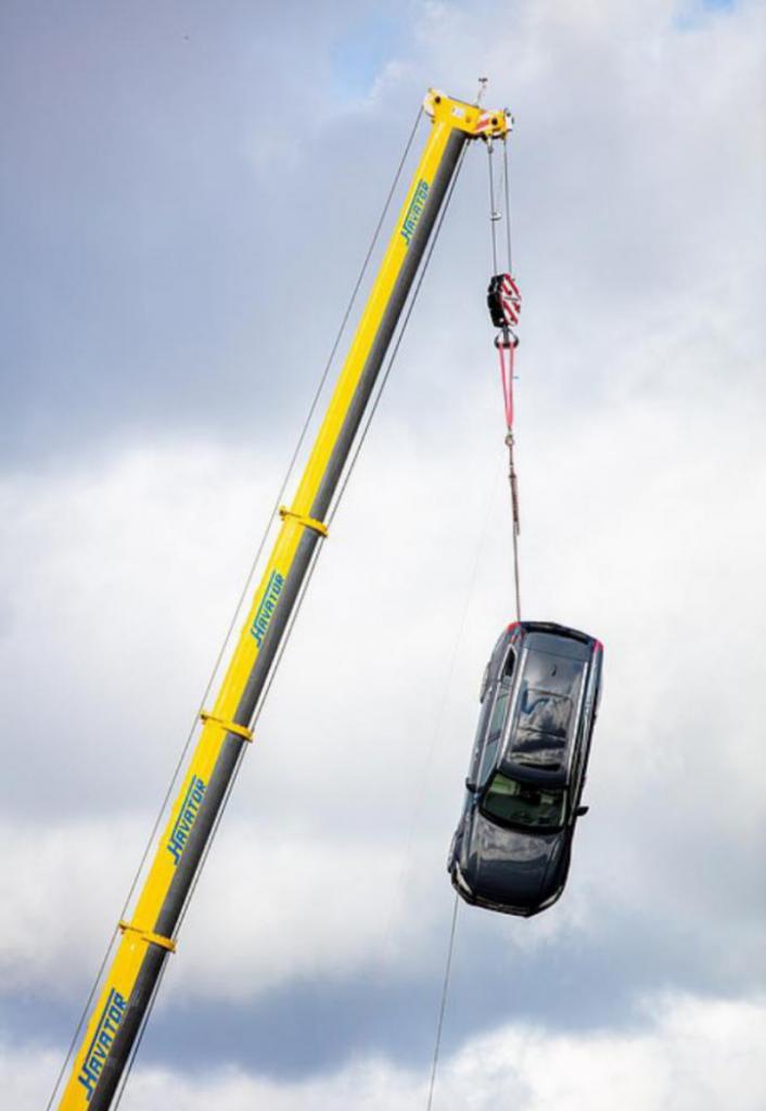 Volvo тестирует автомобили: несколько машин сброшены с 30-метровой высоты (фото)