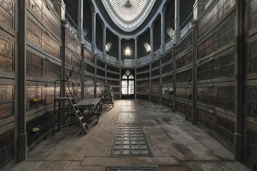 Мужчина фотографировал заброшенные церкви по всей Европе. Что он запечатлел за последние 8 лет