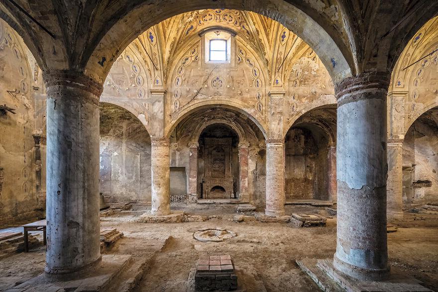 Мужчина фотографировал заброшенные церкви по всей Европе. Что он запечатлел за последние 8 лет