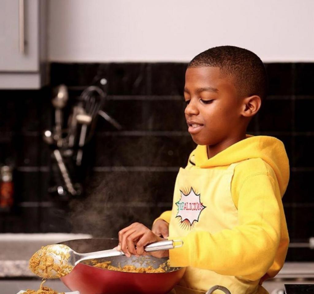 12-летний мальчик, которому пришлось научиться готовить, пока мама болела, теперь станет ведущим собственного кулинарного шоу