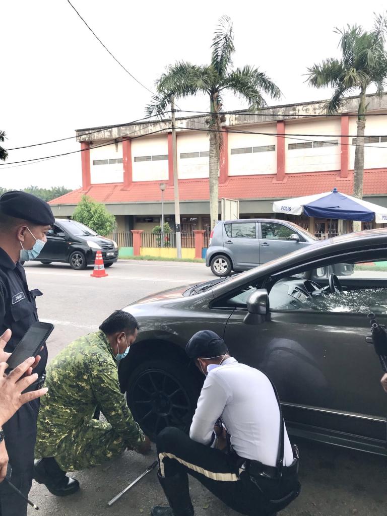 Жительница Малайзии рассказала, что когда ее машину остановили полицейские, она начала нервничать: оказалось, они хотели ей только помочь