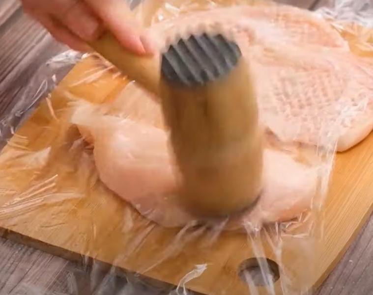 Открыл для себя новый способ приготовления куриной грудки: немного отбиваю мясо и заворачиваю в него шашлычок из овощей (рецепт)