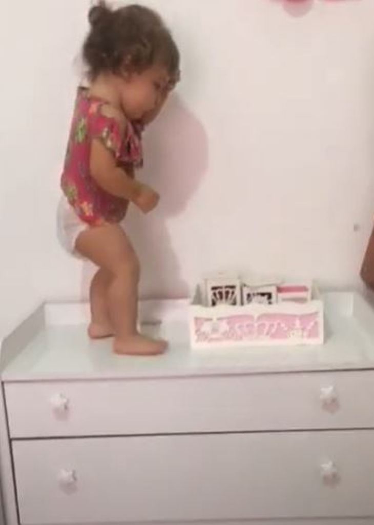 "Без страховки": мама сняла на видео, как ее дочурка взбирается на комод