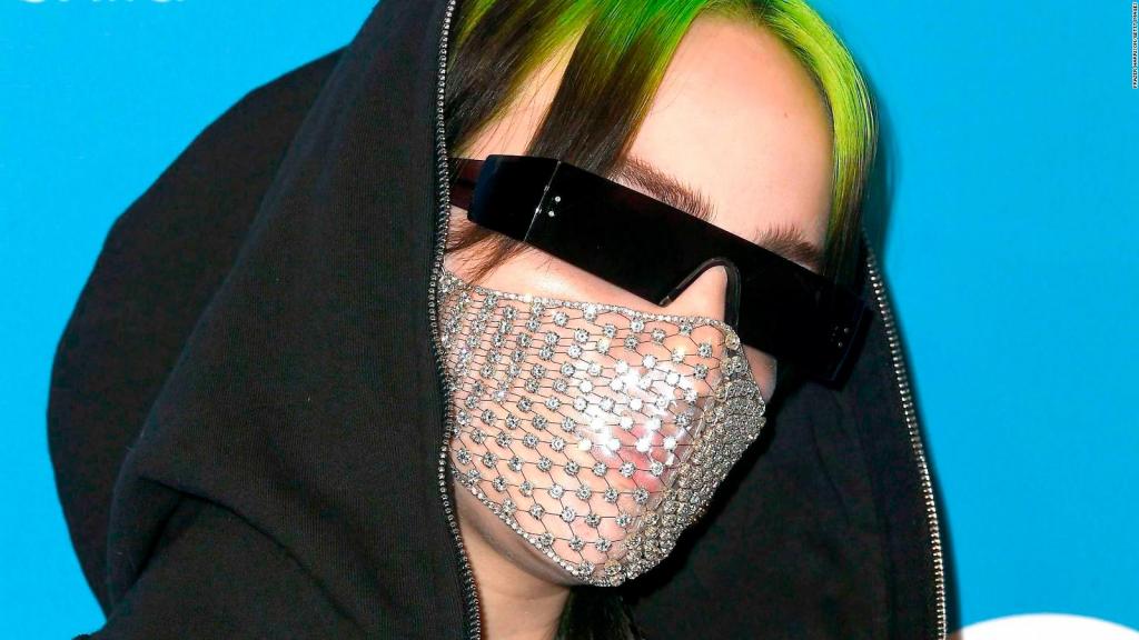 Билли Айлиш носила маски еще до пандемии: певица предвидела будущее или изобрела свою моду?