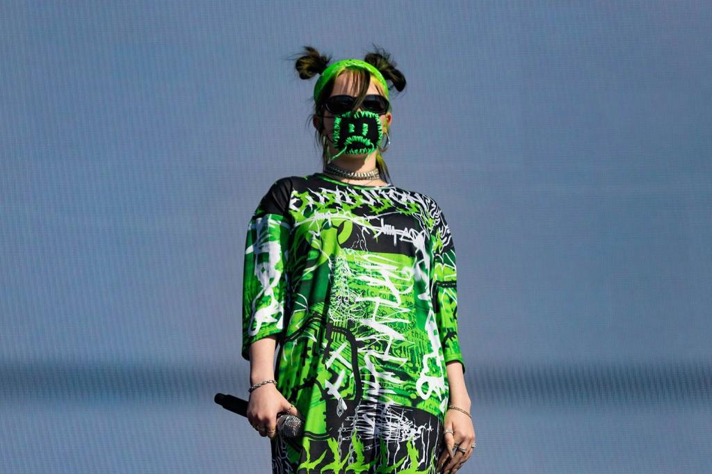 Билли Айлиш носила маски еще до пандемии: певица предвидела будущее или изобрела свою моду?