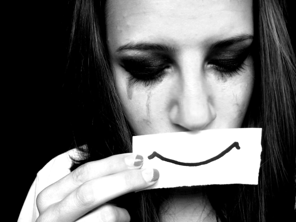 Не заставлять себя улыбаться, если хочется плакать: что происходит у людей в душе, когда они притворяются счастливыми