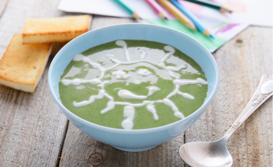 Чтобы ребенок ел овощной крем-суп, подаю его в свежеиспеченной хлебной чашке. Работает без сбоев