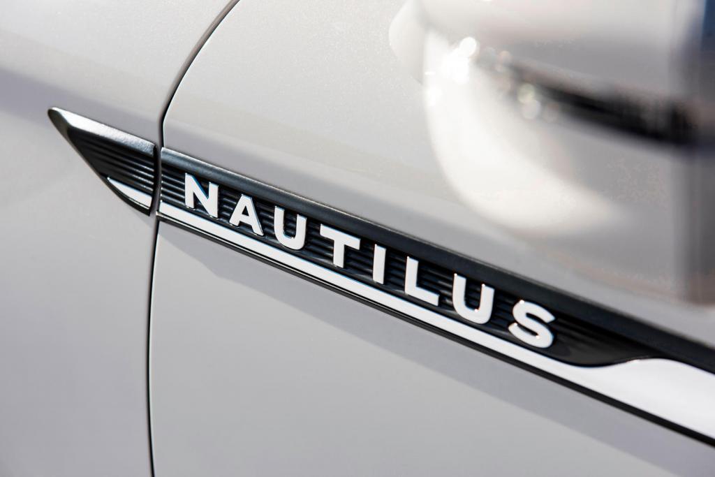 Дебют состоится 20 ноября: Lincoln опубликовал тизер на обновленный кроссовер Nautilus 2021