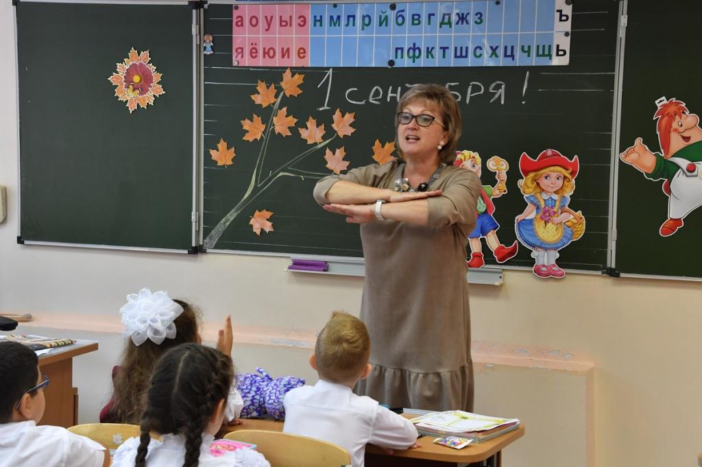 Увеличение почти на 20 тысяч: в Москве назвали размер средней зарплаты учителей к концу 2020 года