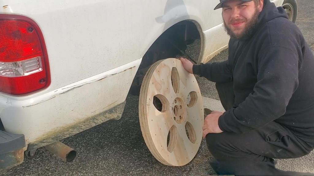 С автомобиля воры сняли колеса: мужчина просто заменил их деревянными